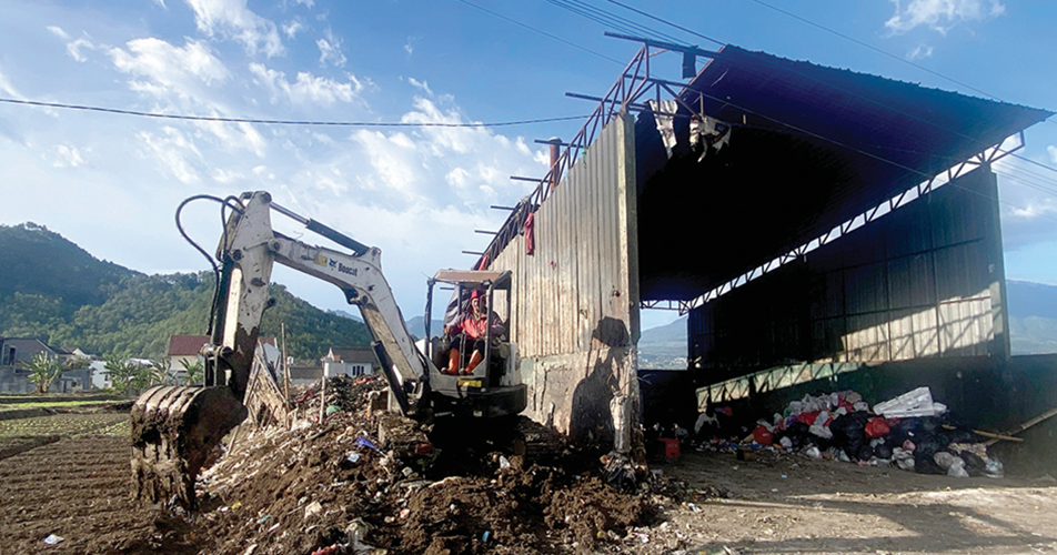 BAKAL DIBANGUN TPS3R: Sampah di tempat penimbunan Desa Pesanggarahan dilakukan pembersihan pada 12 Oktober lalu.