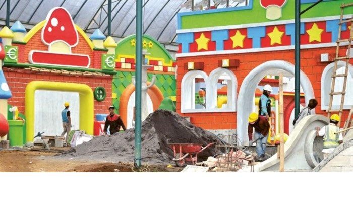 TERUS BERPROGRES: Beberapa tukang tampak melakukan penyempurnaan atau finishing dalam pembangunan Flora Wisata Desa Tulungrejo, Kecamatan Bumiaji Jumat lalu (31/10).