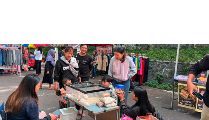 MENGGEMASKAN: Seorang pengunjung membeli hamster di lapak milik Reni Kartika kemarin (2/11).