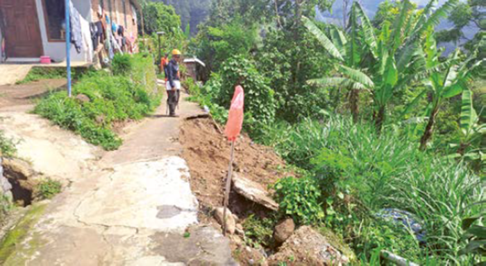 LONGSOR: Jalan Margomulyo RT 02/RW 10, Dusun Brau, Desa Gunungsari, Kecamatan Bumiaji rusak usai longsor pada Sabtu malam lalu (1/11).