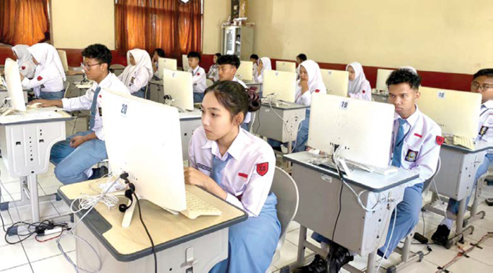 FOKUS: Siswa SMAN 1 Batu menjalani Tes Kemampuan Akademik (TKA) gelombang pertama di laboratorium komputer kemarin pagi (3/11).