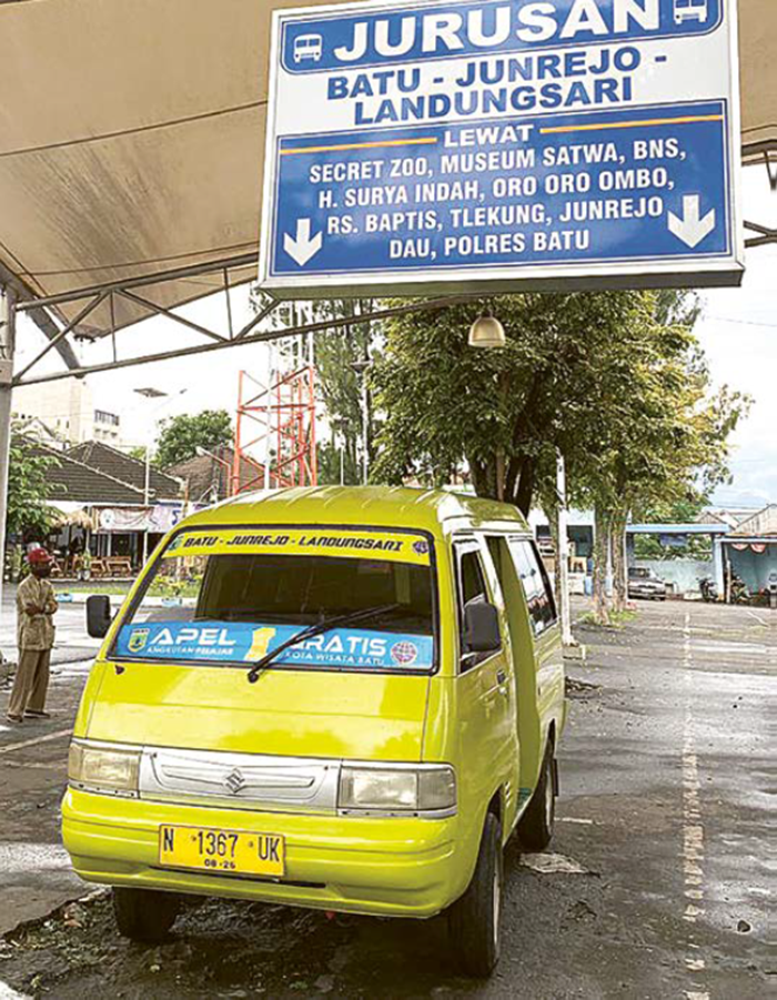 ISTIRAHAT: Apel Gratis Jalur BJL terparkir di Terminal Batu kemarin (4/11).