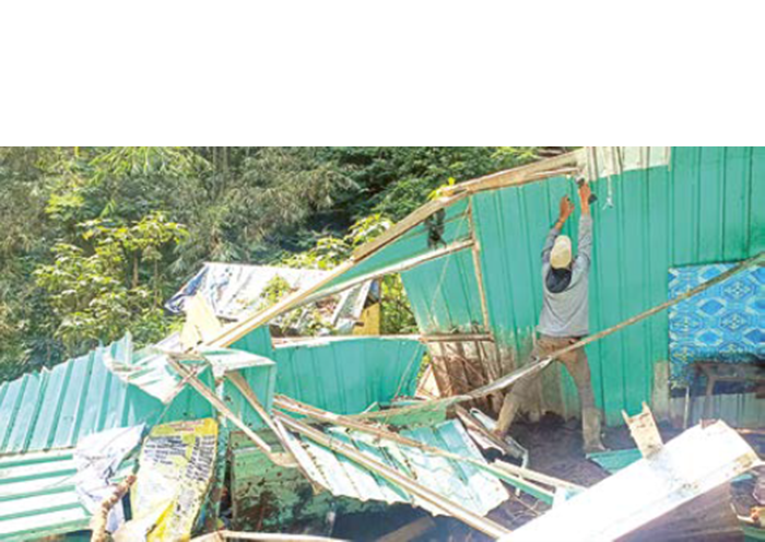 AMBRUK: Beberapa kios di kawasan wisata Coban Talun rusak usai diterjang tanah longsor pada Senin (3/11).