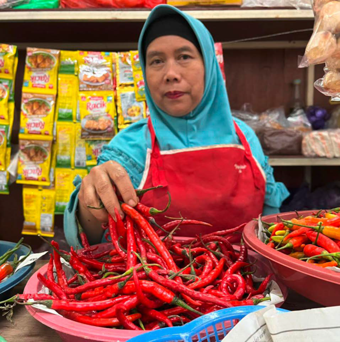 HARGA MEROKET: Stok cabai merah keriting milik Muthmainah, salah satu pedagang di Pasar Induk Among Tani masih banyak karena harga naik signifikan.