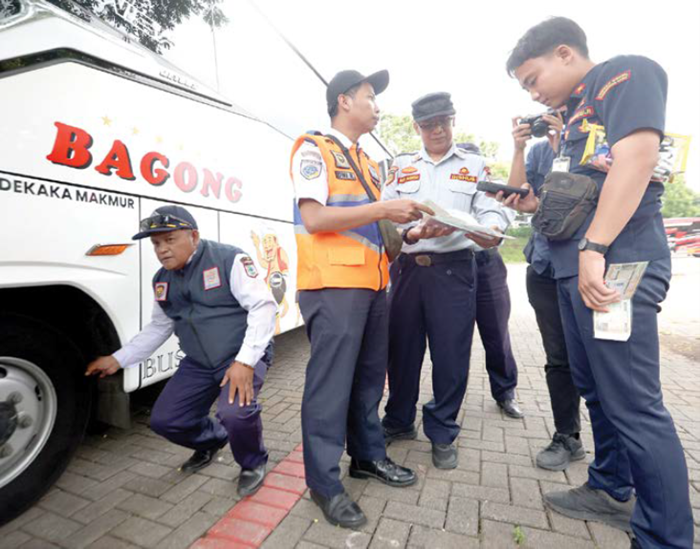 RAMCEK: Sejumlah kendaraan diperiksa Tim Inspeksi Keselamatan Lalu Lintas dan Angkutan Jalan (LLAJ) Kota Batu beberapa waktu lalu.