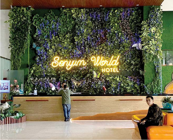 BOOKING RESMI: Resepsionis Senyum Hotel Jawa Timur Park 3 melayani tamu beberapa hari lalu.