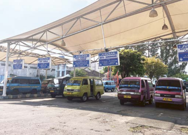 BEROPERASI: Angkot yang juga difungsikan sebagai angkutan pelajar (apel) gratis menunggu penumpang di Terminal Kota Batu beberapa waktu lalu.