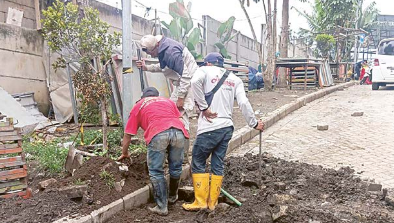 BERPROGRES: Drainase bagian belakang Pasar Induk Among Tani mulai dibongkar beberapa hari lalu.