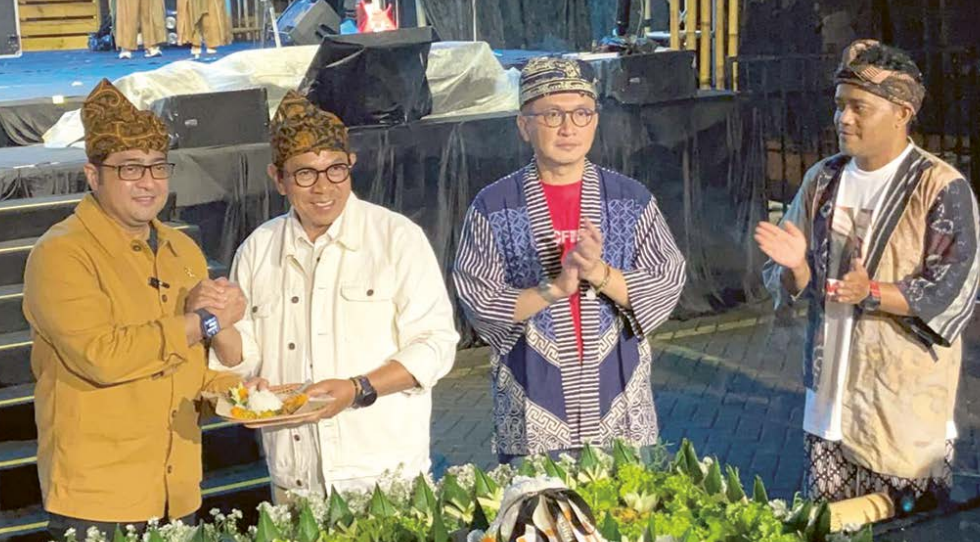 BERI APRESIASI: Wali Kota Batu Nurochman menyerahkan tumpeng kepada Menekraf RI Teuku Riefky Harsya dalam pembukaan Produk Lokal Fest ke-7 di Balai Kota Among Tani Batu pada Jumat malam lalu (8/11).