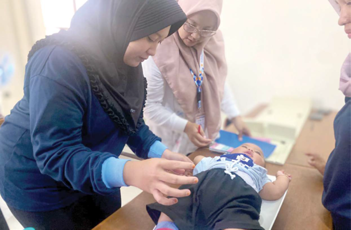 CEGAH STUNTING: Balita menjalani pemeriksaan fisik di Posyandu, Desa Oro-Oro Ombo, Kecamatan Batu beberapa waktu lalu.