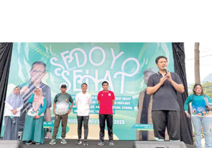 BERI ARAHAN: Kepala Dinas Kesehatan Kota Batu Aditya Prasaja menyampaikan sosialisasi Germas di CFD MBatu Sae kemarin (9/11).