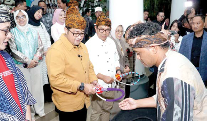 BERI APRESIASI: Menekraf RI Teuku Riefky Harsya melihat langsung salah satu produk ekraf dalam gelaran Produk Lokal Fest ke-7 di Balai Kota Among Tani pada Jumat lalu (7/11).
