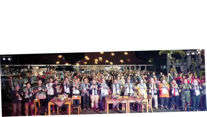 OPENING CEREMONY:Wali Kota Batu Nurochman, Wakil Wali Kota Batu Heli Suyanto,dan Ketua ICCN Tubagus Fiki C Satari berfoto bersama 258 delegasi dalam pembukaan gelaran ICCF 2025 di Taman Rekreasi
