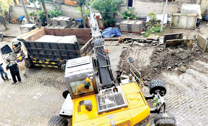 BERPROSES: Drainase Pasar Induk Among Tani diperbaiki dengan alat berat kemarin (10/11)