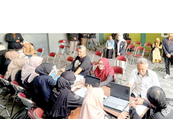 CEK KESEHATAN: Calon jemaah haji 2026 mengikuti skrining kesehatan di halaman Kantor Kementerian Agama Kota Batu beberapa waktu lalu.