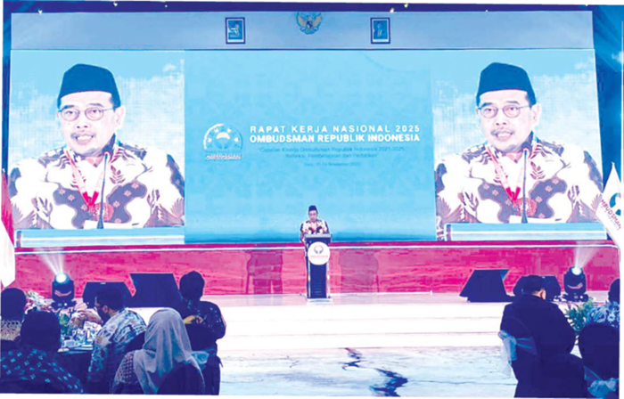 JALIN KESEPAKATAN: Wali Kota Batu Nurochman menandatangani nota kesepakatan bersama Ketua Ombudsman RI Mokhammad Najih dalam rangka memperkuat pelayanan publik di Hotel Aston Inn pada Senin malam lalu
