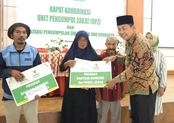 DISALURKAN: Sebanyak 10 pedagang menerima bantuan gerobak dan modal usaha dari Basnaz Kota Batu kemarin (12/11).
