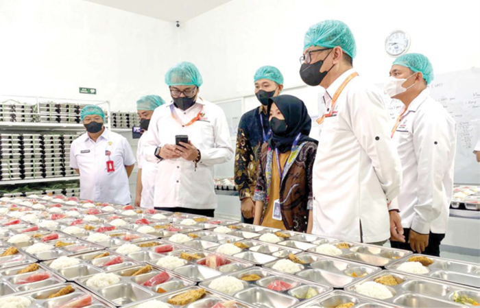 TINJAU LANGSUNG: Pimpinan Anggota Ombudsman RI Indraza Marzuki Rais bersama Wakil Wali Kota Batu mengevaluasi langsung dapur SPPG Sulaiman Al-Hajj, Kelurahan Dadaprejo, Kecamatan Junrejo kemarin (12/1