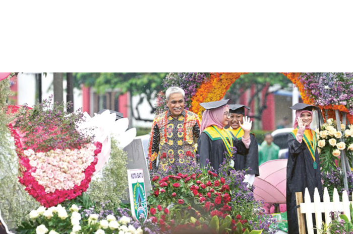 CETAK 1.000 SARJANA: Beberapa kontingen Dinas Pendidikan Kota Batu kenalkan program seribu sarjana dalam event Batu Art Flower Carnival beberapa waktu lalu.