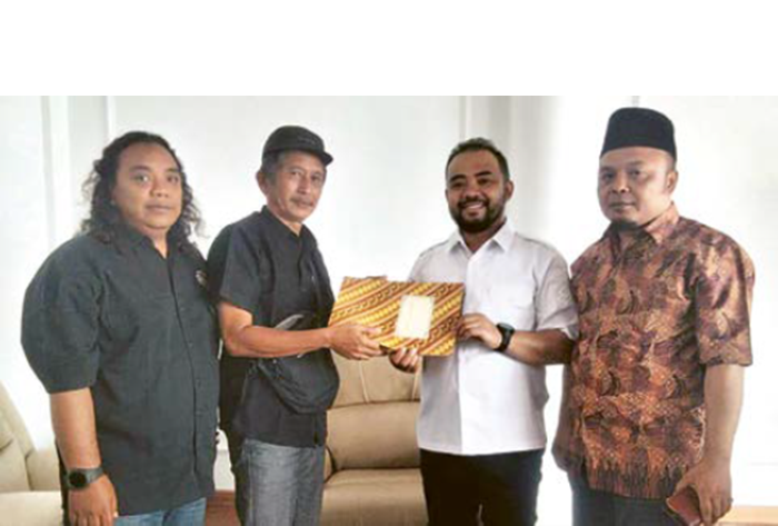 BERAKHIR DAMAI: Wali atlet menyerahkan kembali tambahan hadiah Wali Kota Open 2025 ke Wakil Wali Kota Batu Heli Suyanto di Balai Kota Among Tani Batu kemarin (13/11).