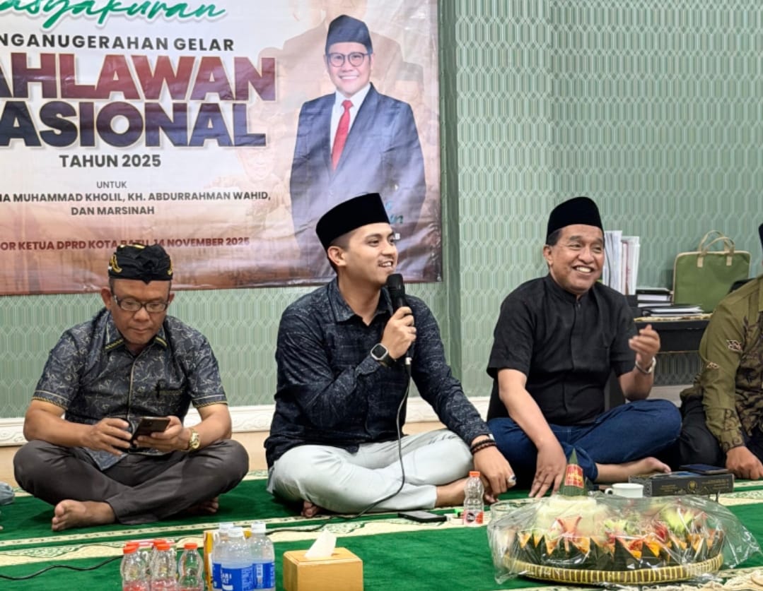 TASYAKURAN: Ketua Fraksi PKB DPRD Kota Batu memberika sambutan dalam acara tasyakuran atas penganugerahaan gelar pahlawan nasional kepada Syaikhona Kholil, Gus Dur dan Marsinah, Jumat (14/11).