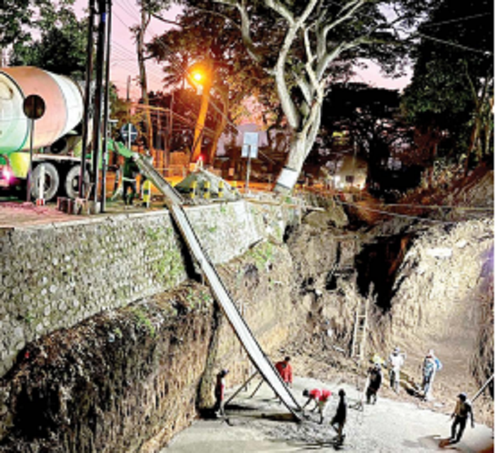 BERPROGRES: Proses pengerjaan proyek trotoar dan jembatan di depan SMP Negeri 3 Kota Batu terus berjalan.