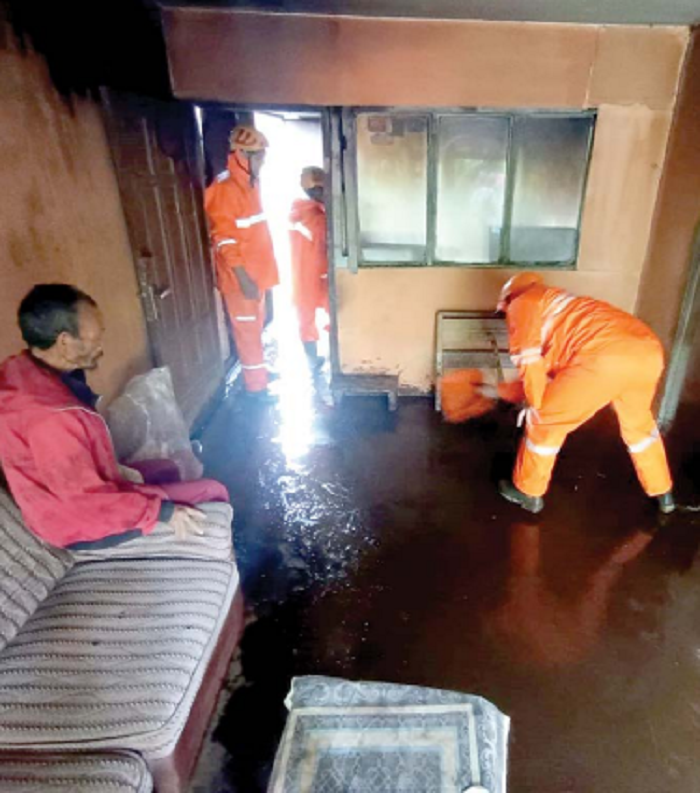 PROSES EVAKUASI: Tim BPBD Kota Batu melakukan proses pembersihan usai terjadi banjir luapan di Desa Sumberbrantas, Kecamatan Bumiaji beberapa waktu lalu.