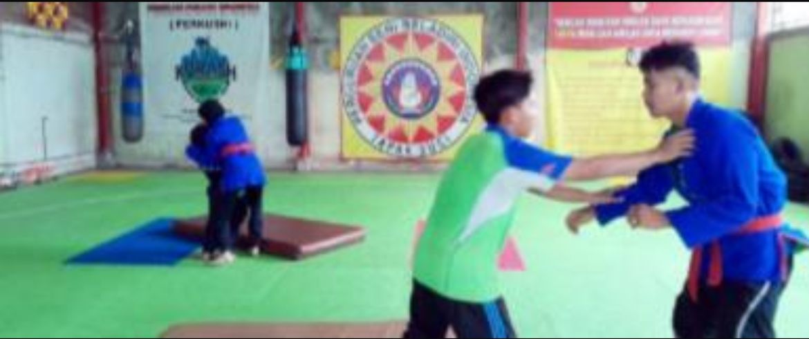 PERCAYA PROSES: Atlet Kurash Kota Batu berlatih di Padepokan Kurash Kebon Agung, Kecamatan Pakisaji, Rabu lalu (12/11).