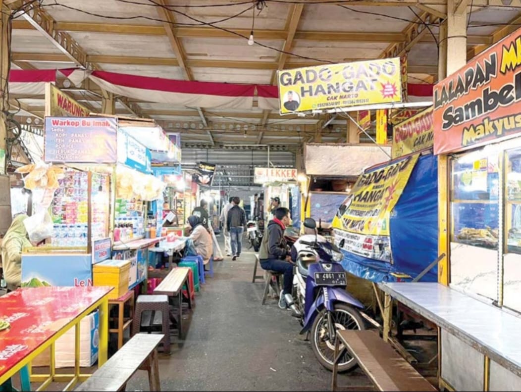 BATAL JADI ZONA KHAS: Kawasan kuliner di Alun-Alun Kota Wisata Batu tampak padat penjual.