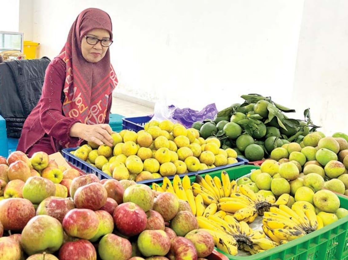 SEGAR: Buah apel hasil pertanian dijajakan di Pasar Induk Among Tani beberapa hari lalu. Kualitasnya menurun sejak cuaca ekstrem melanda.