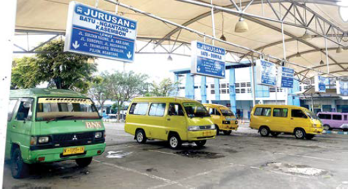 TERLIBAT TRANS JATIM: Beberapa angkot menunggu penumpang di Terminal Batu kemarin (16/11).