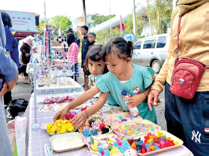 PEMINAT TINGGI: Beberapa anak-anak tampak memilih pernak-pernik di CFD Mbatu Sae kemarin pagi (16/11).
