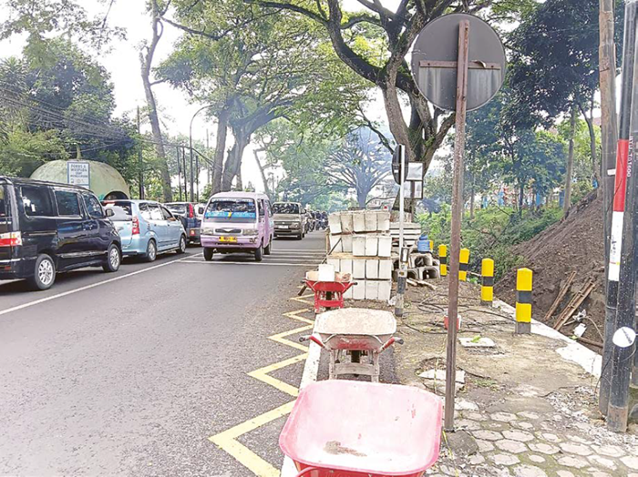 BAKAL DITUTUP: Kawasan Jalan Ir Soekarno, Kecamatan Junrejo ditutup mulai kemarin malam (17/11).