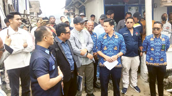 RAMAI: Kuasa hukum tergugat, Dr Solehudin SH MH (tengah berjas hitam), kuasa hukum penggugat, Igor Renjana Purwadi SH MH (tengah berjas abu dan topi hitam), serta Panitera Muda Perdata PN Kota Malang