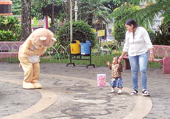 BERI PERLINDUNGAN: Seorang anak dan ibu menikmati area Alun-Alun Kota Wisata Batu kemarin (17/11).