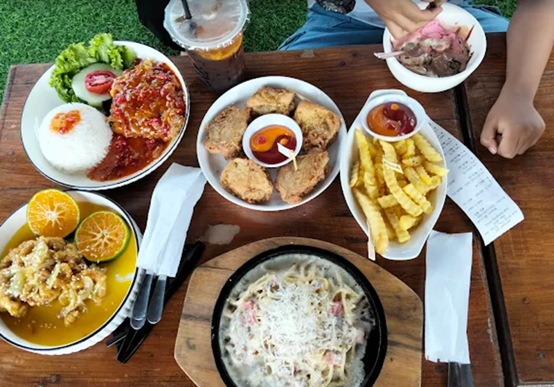 Sweet Heart Cafe and Eatery menawarkan suasana pedesaan Eropa yang hangat dan memanjakan mata.