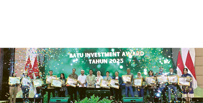 BERI APRESIASI: Pemkot Batu melalui Dinas Penanaman Modal dan Pelayanan Terpadu Satu Pintu (DPMPTSP) menyerahkan piagam penghargaan kepada 15 pelaku usaha dalam acara Investment Award 2025 yang
