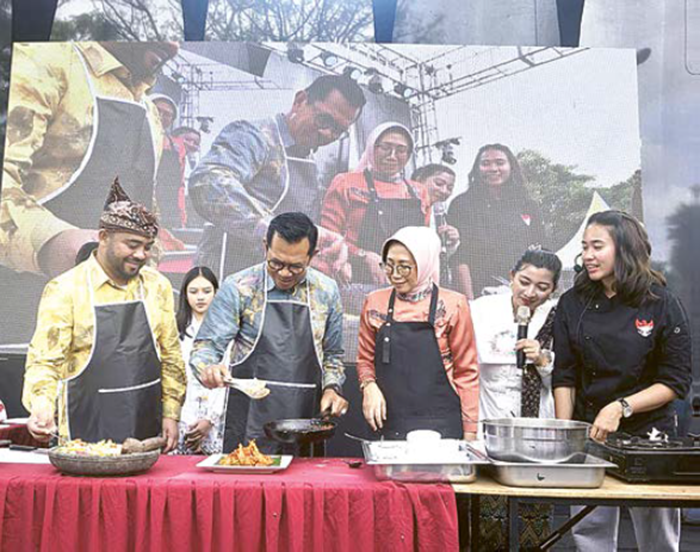 SEMANGAT: Wali Kota Batu Nurochman dan Wakil Wali Kota Batu Heli Suyanto demo masak bersama Chef Una MCI 10 dalam kegiatan BSFF ke-8 di Balai Kota Among Tani Batu kemarin (20/11).