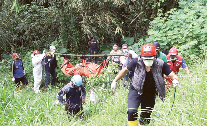 PROSES EVAKUASI: Tim relawan mengevakuasi jenazah yang ditemukan di Sungai Clumprit, Kelurahan Temas, Kecamatan Batu kemarin (20/11).