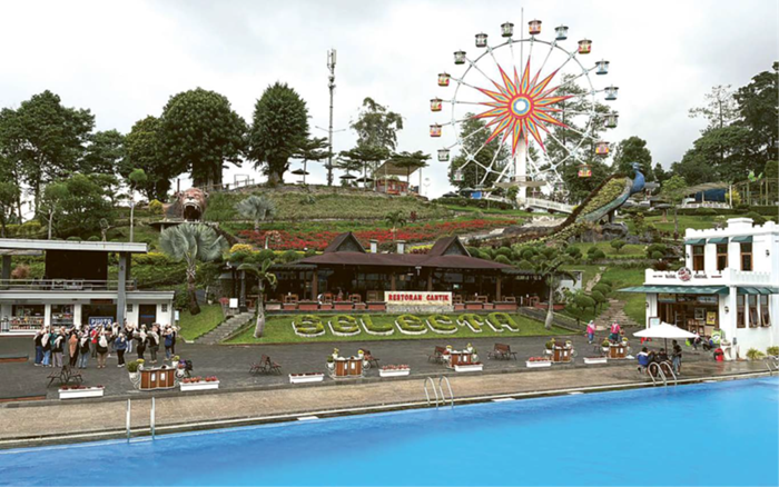 RAMAI: Taman Rekreasi Selecta tetap ramai dikunjungi wisatawan meski hari efektif beberapa waktu lalu.