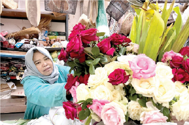 MELIMPAH: Stok bunga mawar hasil pertanian asal Kota Batu dijual di Pasar Induk Among Tani.