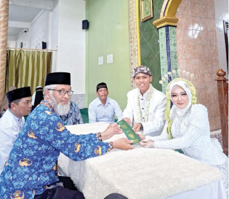 SEMRINGAH: Keluarga dan mempelai berbahagia setelah melangsungkan akad nikah di luar Kantor Urusan Agama (KUA) Kecamatan Junrejo pada Oktober lalu.