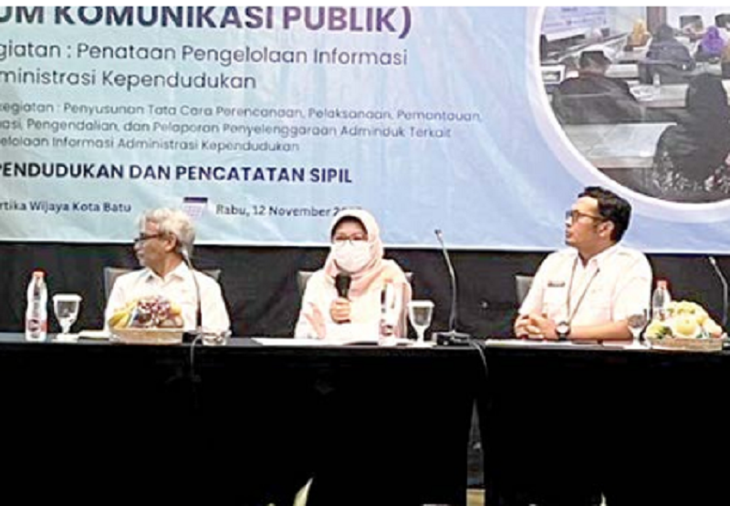 BERI INFORMASI: Kepala Dinas Kependudukan dan Pencatatan Sipil (Dispendukcapil) Kota Batu Wiwik Nuryati memberikan informasi perihal dua layanan terbaru yang akan diluncurkan 2026 mendatang dalam kegi