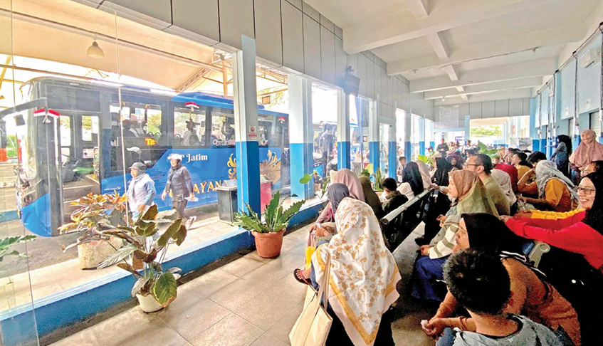 PEMINAT MEMBLUDAK: Ratusan calon penumpang Bus Trans Jatim mengantre di Terminal Kota Batu kemarin (23/11).