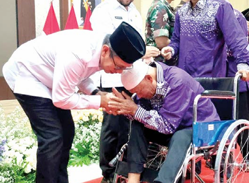 SEMRINGAH: Jemaah haji asal Kota Batu terharu mengikuti prosesi  pelepasan jemaah haji oleh Wali Kota Batu pada 21 Mei lalu.