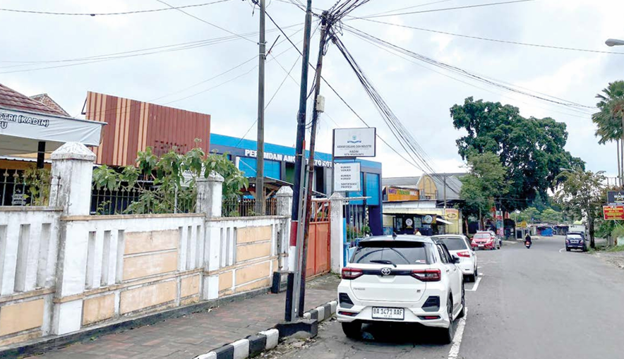 BAKAL DIAKTIVASI: Salah satu unit usaha PT BWR di Jalan Kartini, Kecamatan Batu terlihat tak beroperasi kemarin (24/11).