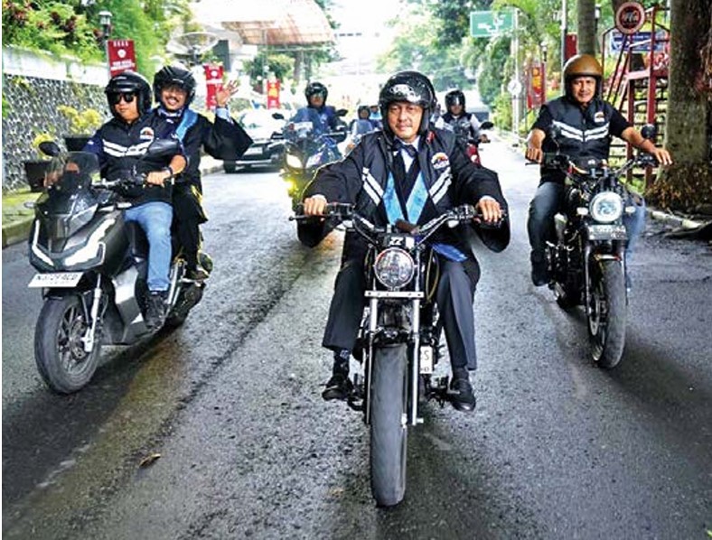 CARA BERBEDA: Tiga guru besar FKIP UMM diarak keliling kampus  sebelum dikukuhkan pada 22 November lalu.