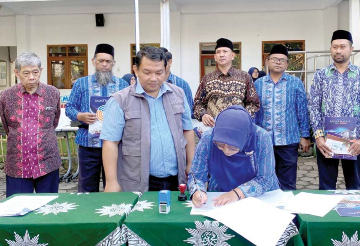 JALIN SINERGI: Tujuh sekolah Muhammadiyah Kota Batu bersama Direktur Jawa Pos Radar Malang Tauhid Wijaya usai penandatanganan MoU di SMP Muhammadiyah 8 Batu kemarin (25/7).
