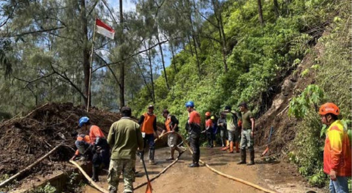 SUDAH TUNTAS DIBERSIHKAN: Proses pembersihan material pascalongsor di jalur Cangar-Pacet oleh tim gabungan dan relawan senin siang (24/11) lalu.&nbsp;