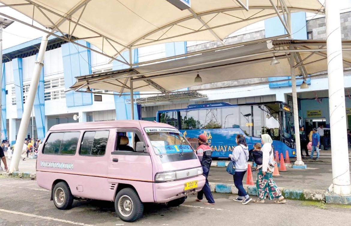 DISERBU PENUMPANG: Beberapa penumpang bus Trans Jatim melanjutkan perjalan menggunakan angkot jurusan Batu-Songgoriti beberapa waktu lalu.&nbsp;